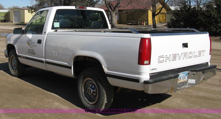 image for item 8116 1998 Chevrolet C2500 Cheyenne Heavy Duty long-bed pickup truck