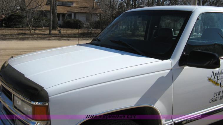 image for item 8116 1998 Chevrolet C2500 Cheyenne Heavy Duty long-bed pickup truck