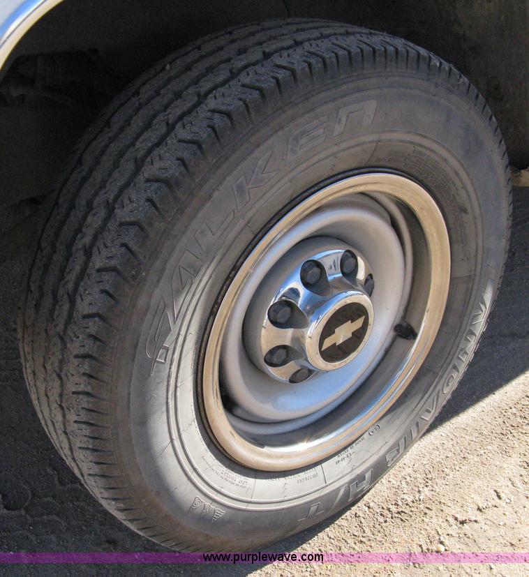 image for item 8116 1998 Chevrolet C2500 Cheyenne Heavy Duty long-bed pickup truck