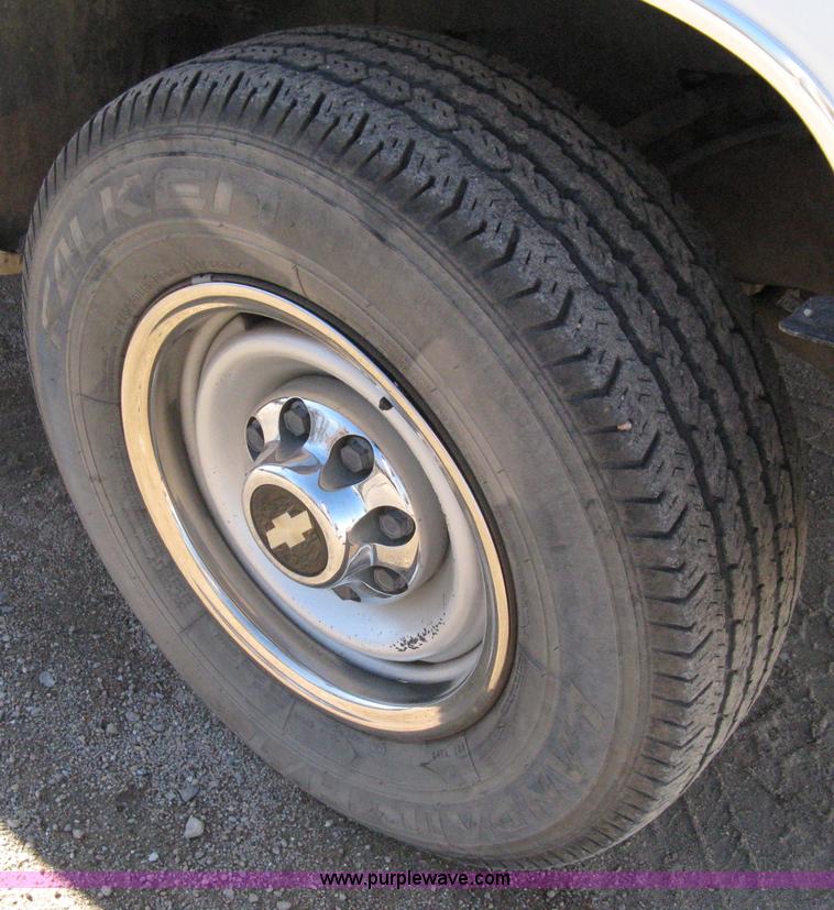 image for item 8116 1998 Chevrolet C2500 Cheyenne Heavy Duty long-bed pickup truck