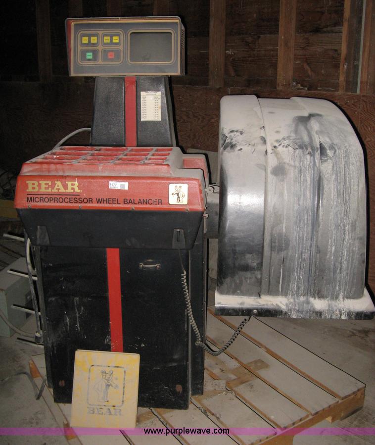 image for item 8177 Bear Microprocessor wheel balancer