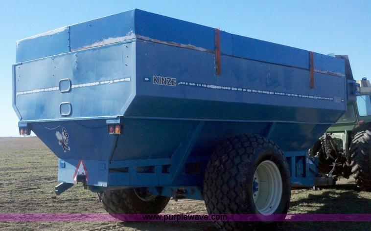 image for item 9001 1995 Kinze 840 grain cart