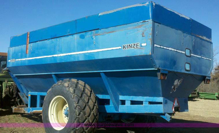 image for item 9001 1995 Kinze 840 grain cart