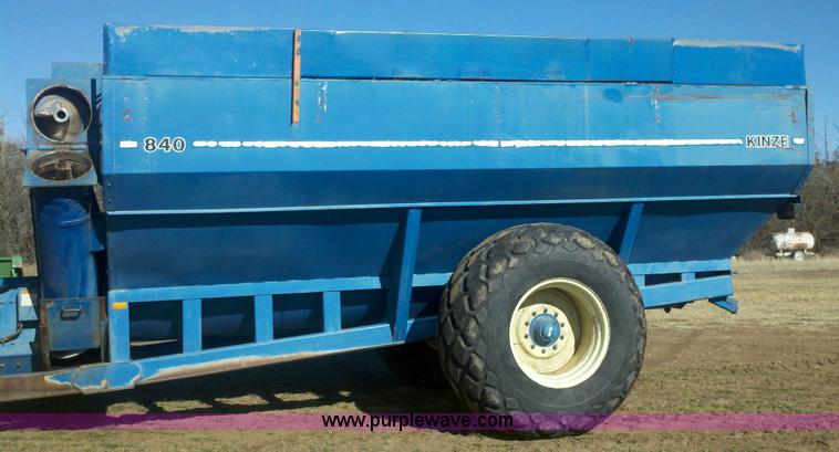 image for item 9001 1995 Kinze 840 grain cart