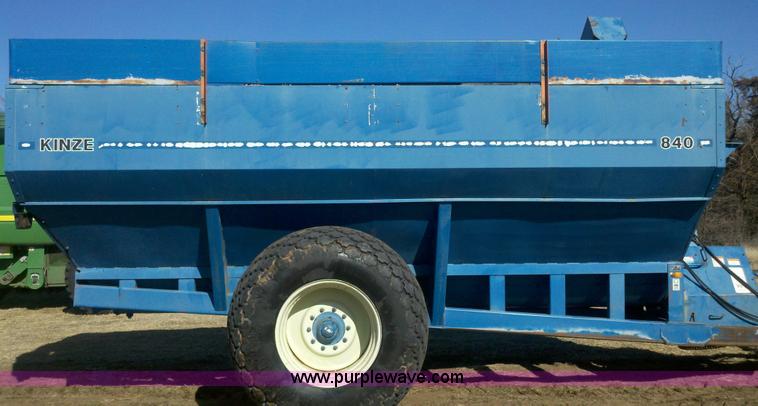 image for item 9001 1995 Kinze 840 grain cart