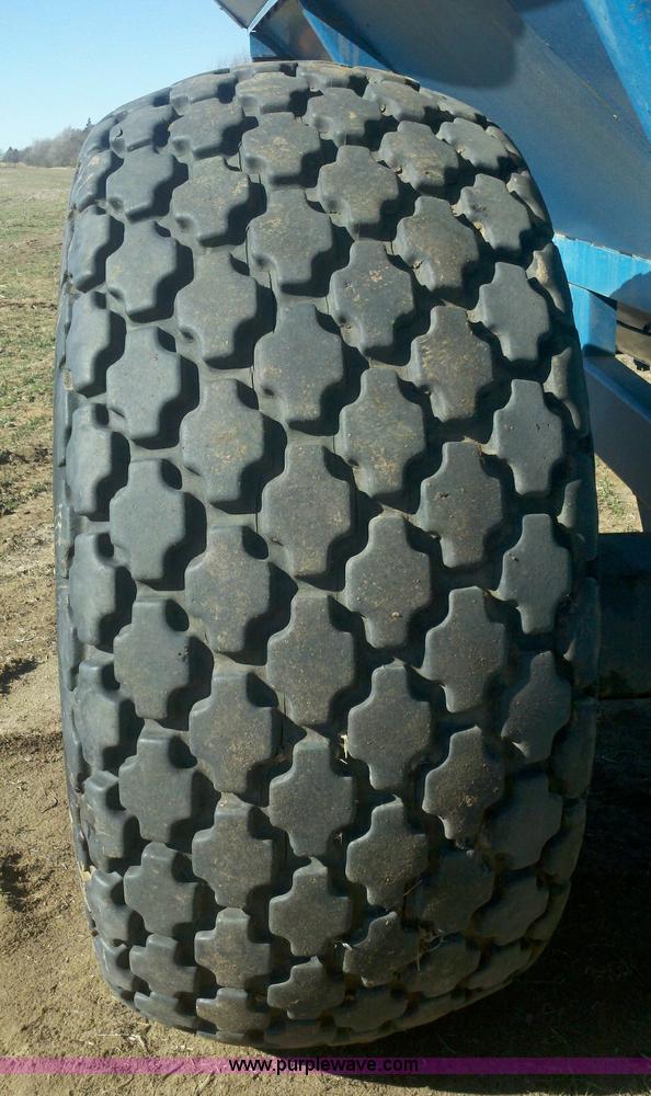 image for item 9001 1995 Kinze 840 grain cart