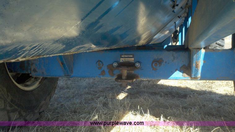 image for item 9001 1995 Kinze 840 grain cart
