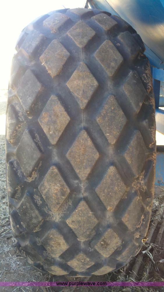 image for item 9001 1995 Kinze 840 grain cart