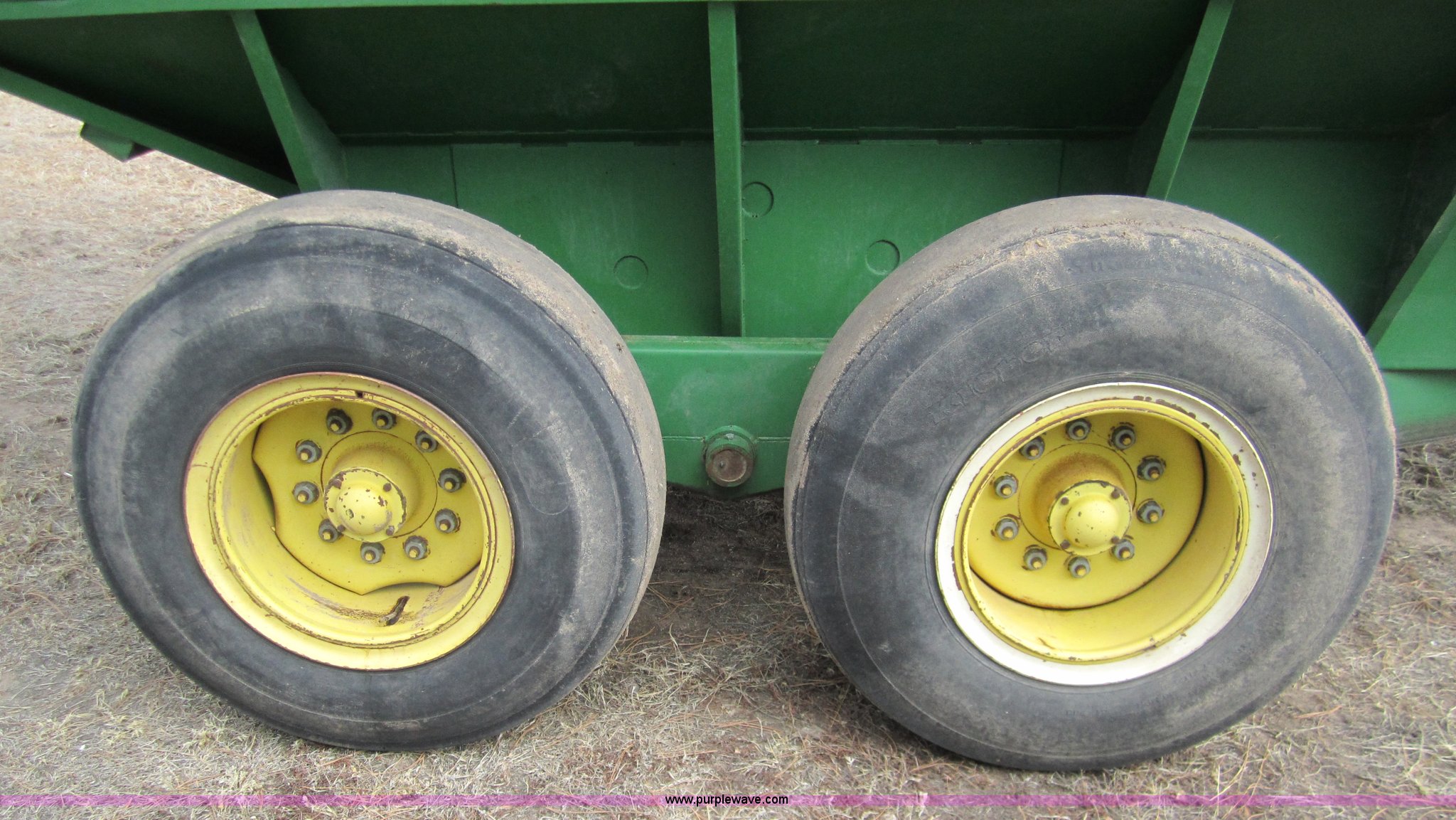 1985 John Deere 650 grain cart in Holyoke, CO Item 3360 sold Purple