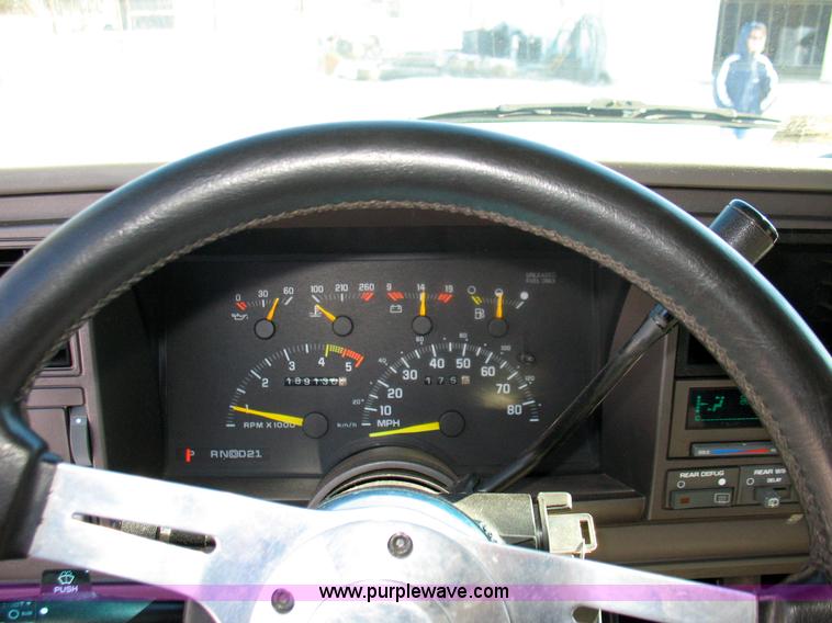 image for item 1700 1993 Chevrolet Blazer Sport SUV