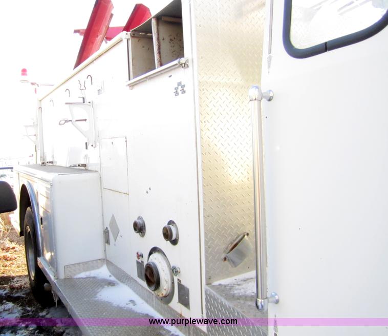 image for item 3313 1983 Ford C8000 pumper firetruck