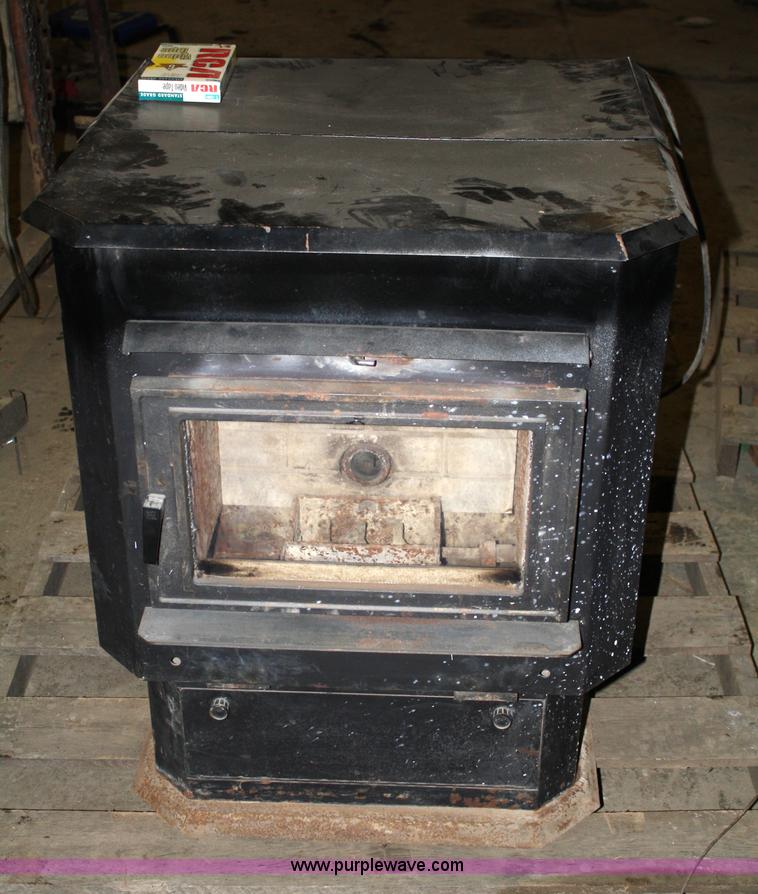 Countryside multi fuel pellet stove in Lawrence, KS | Item 4702 sold |  Purple Wave