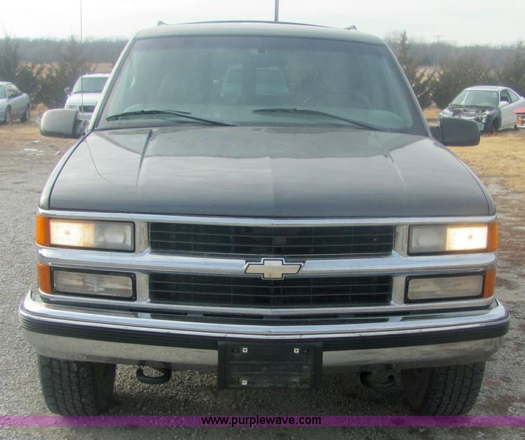 image for item 6825 1999 Chevrolet Suburban K1500 LT SUV