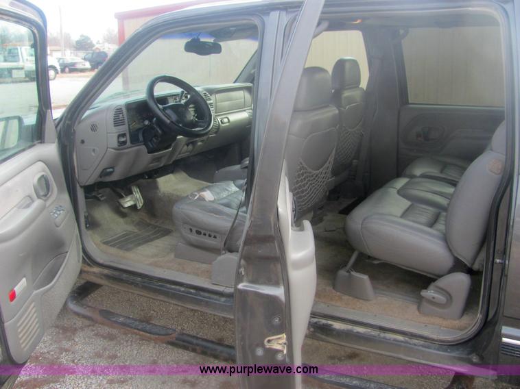 image for item 6825 1999 Chevrolet Suburban K1500 LT SUV