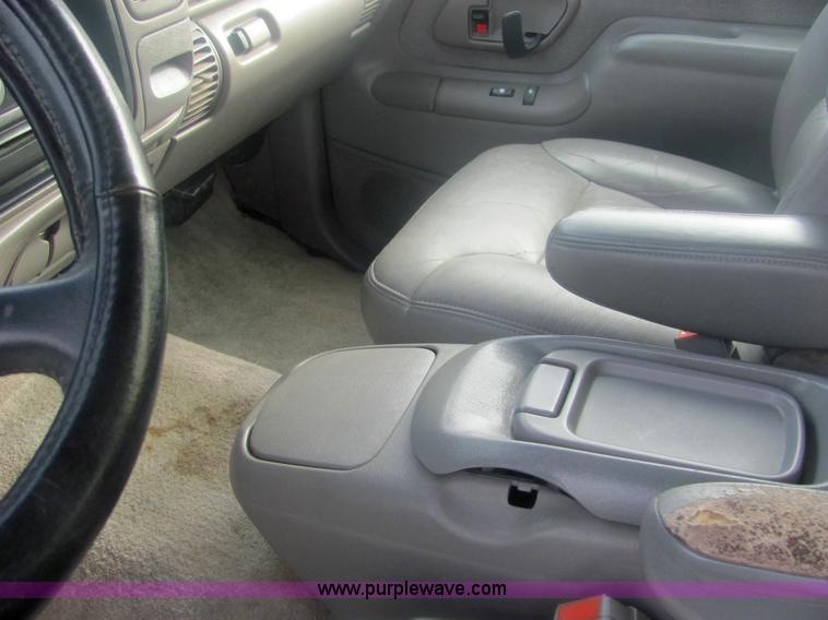 image for item 6825 1999 Chevrolet Suburban K1500 LT SUV