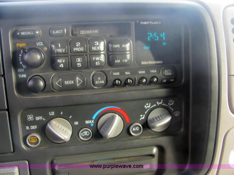 image for item 6825 1999 Chevrolet Suburban K1500 LT SUV