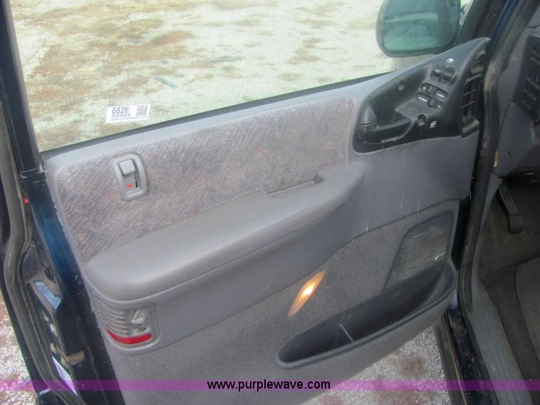 image for item 6826 2000 Dodge Grand Caravan LE mini van