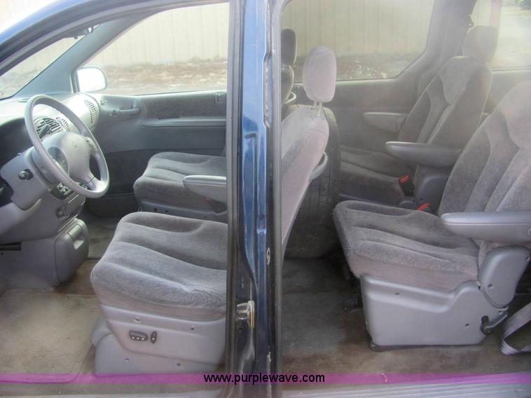 image for item 6826 2000 Dodge Grand Caravan LE mini van