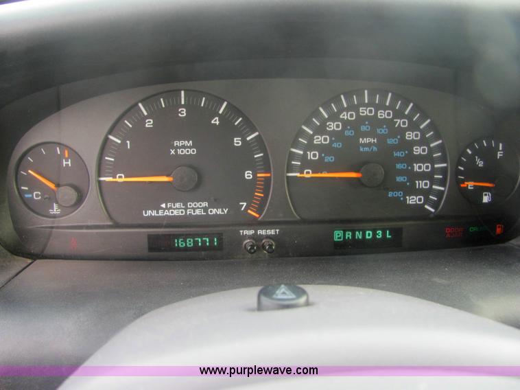 image for item 6826 2000 Dodge Grand Caravan LE mini van