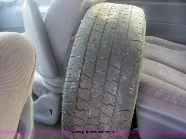 image for item 6826 2000 Dodge Grand Caravan LE mini van