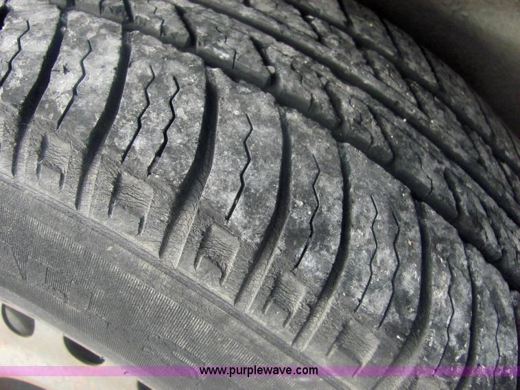 image for item 6826 2000 Dodge Grand Caravan LE mini van