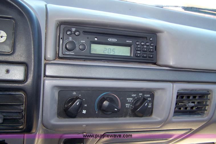 image for item 7331 1994 Ford F150 XL pickup truck