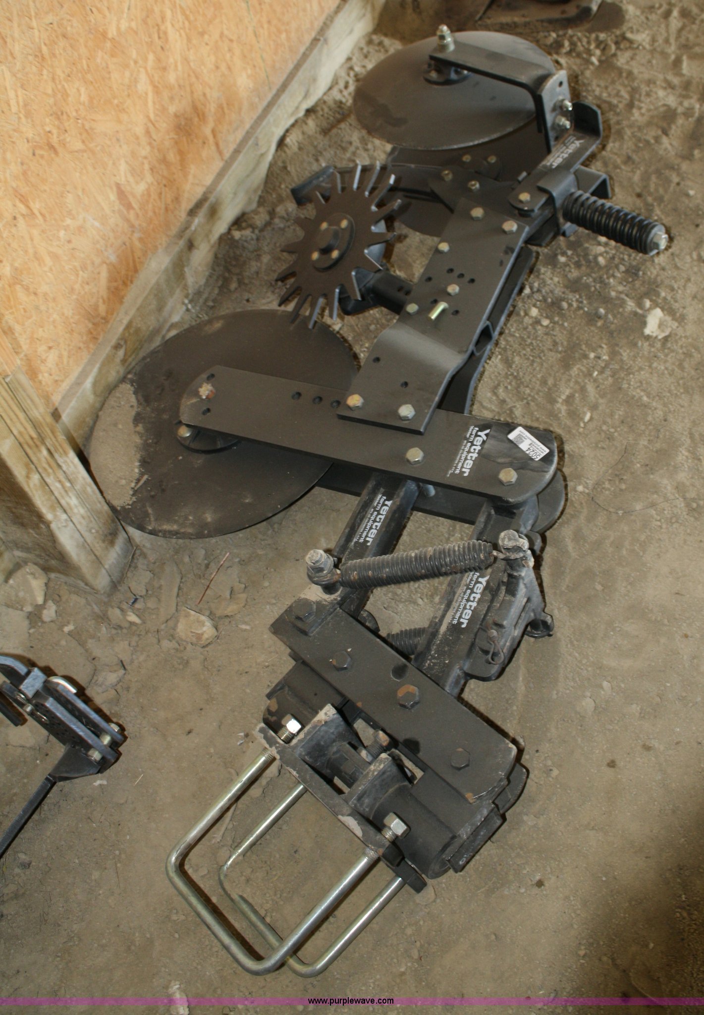 Yetter fertilizer application unit in Wakarusa, KS Item 5024 sold