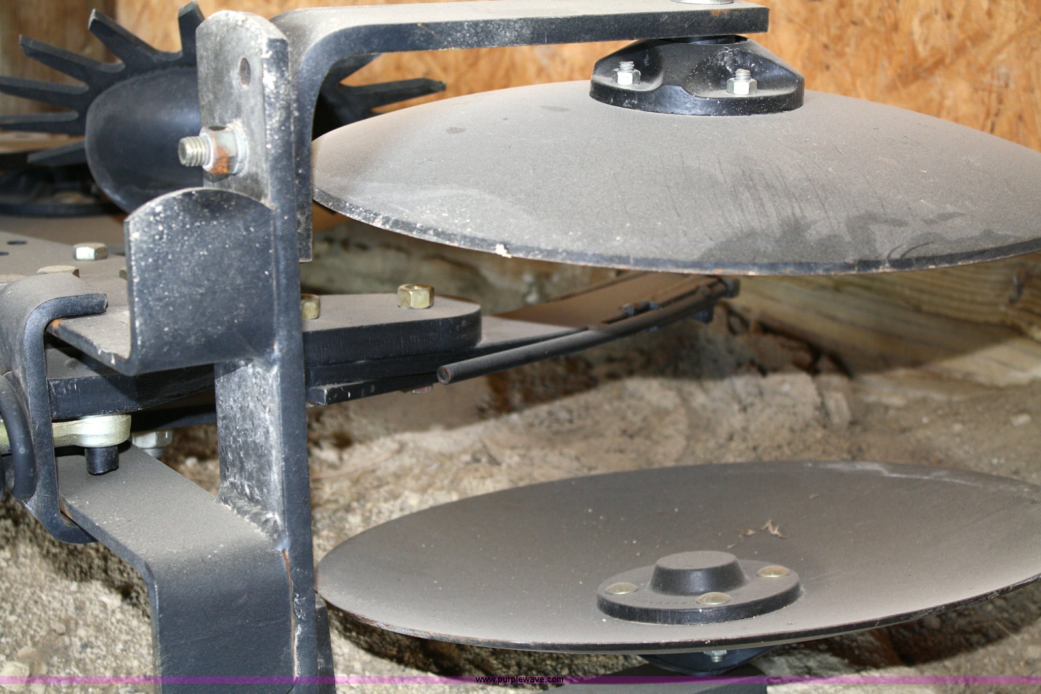 Yetter fertilizer application unit in Wakarusa, KS Item 5024 sold