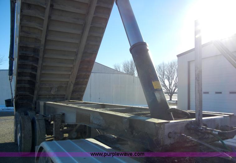 image for item 2140 1985 Cobra 22' end dump trailer