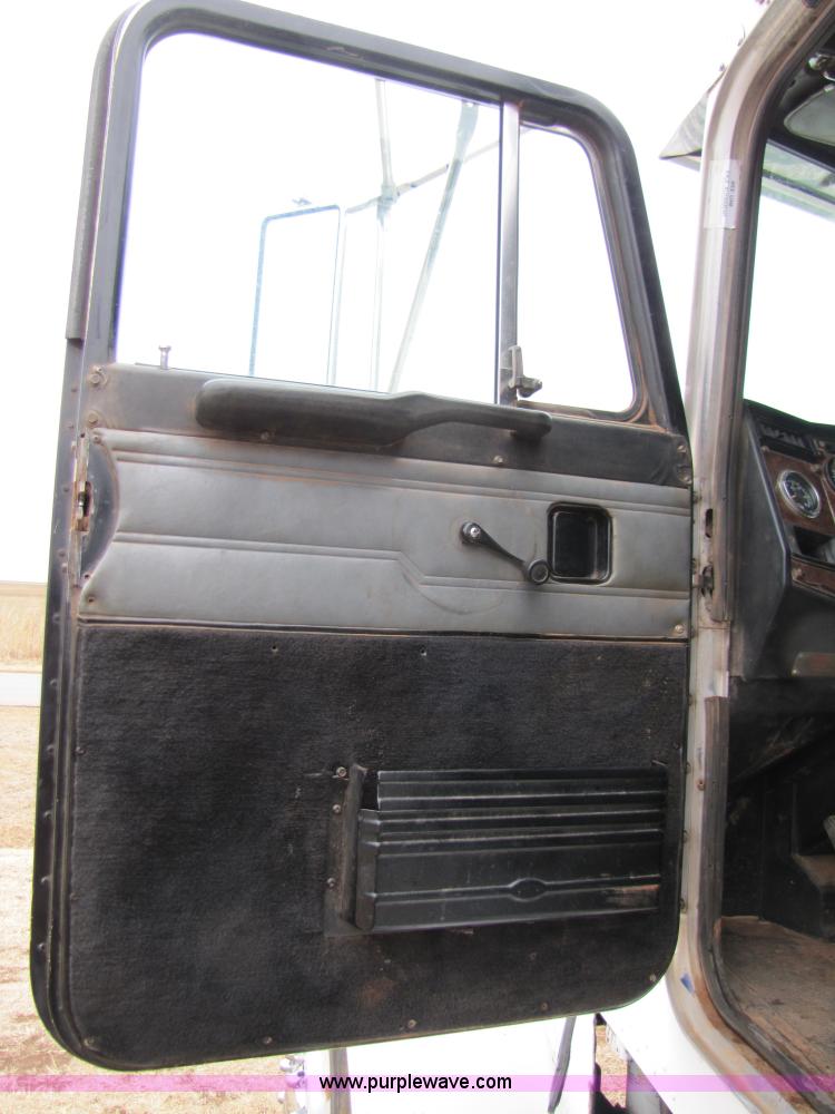 image for item 3576 1992 Peterbilt 378 dump truck