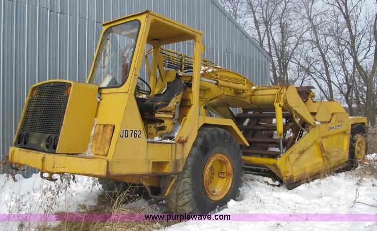 image for item 4012 1979 John Deere 762 scraper