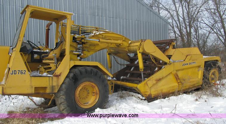 image for item 4012 1979 John Deere 762 scraper