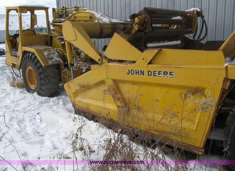 image for item 4012 1979 John Deere 762 scraper