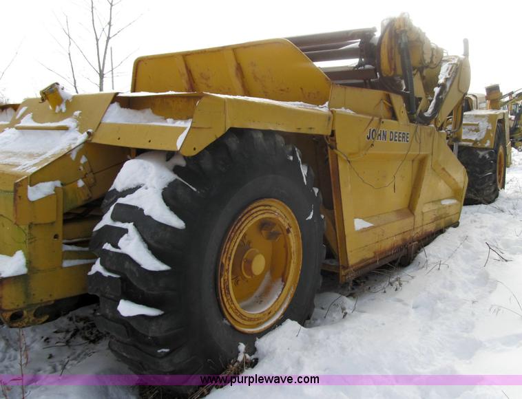 image for item 4012 1979 John Deere 762 scraper