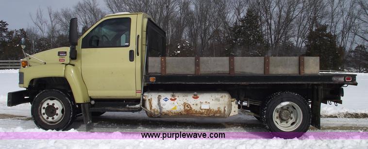 image for item 5532 2005 GMC C5500 flatbed truck