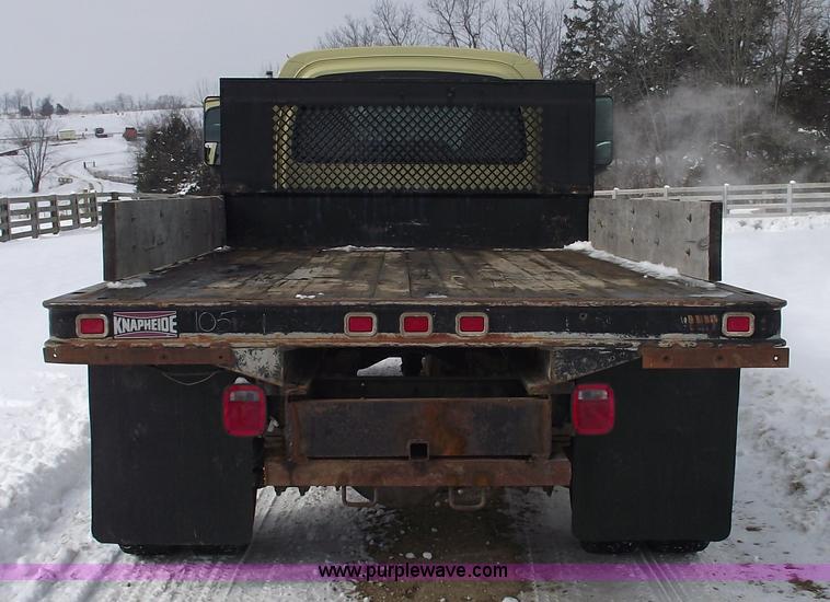 image for item 5532 2005 GMC C5500 flatbed truck