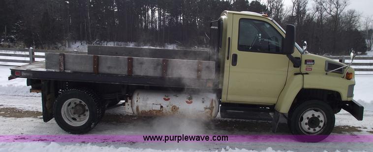 image for item 5532 2005 GMC C5500 flatbed truck