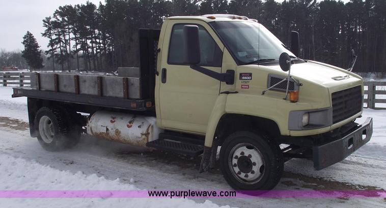 image for item 5532 2005 GMC C5500 flatbed truck
