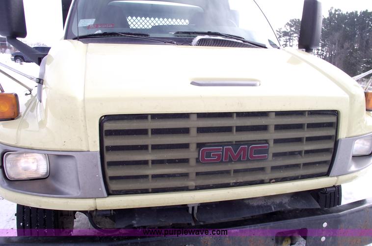 image for item 5532 2005 GMC C5500 flatbed truck