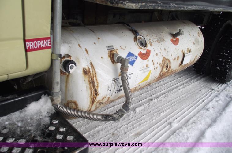 image for item 5532 2005 GMC C5500 flatbed truck