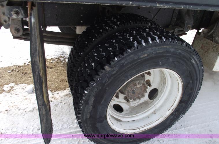 image for item 5532 2005 GMC C5500 flatbed truck