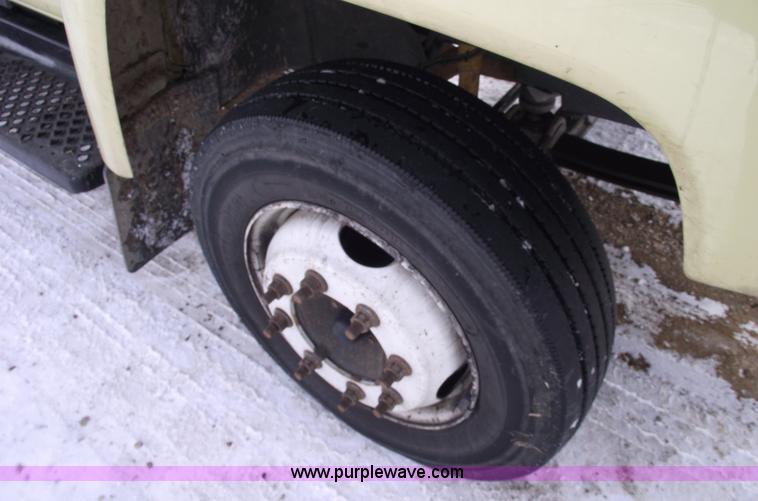 image for item 5532 2005 GMC C5500 flatbed truck