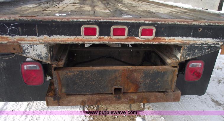 image for item 5532 2005 GMC C5500 flatbed truck