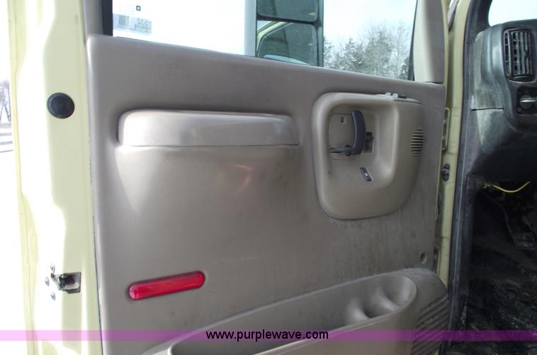 image for item 5532 2005 GMC C5500 flatbed truck