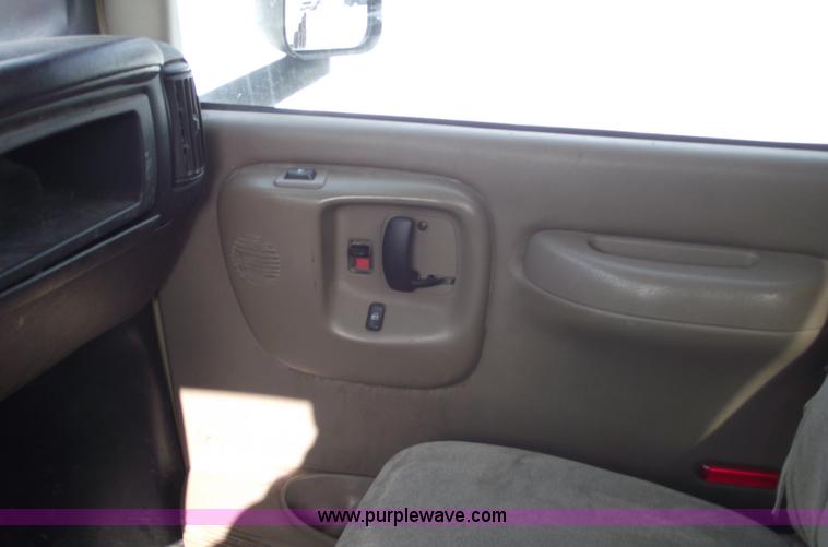 image for item 5532 2005 GMC C5500 flatbed truck