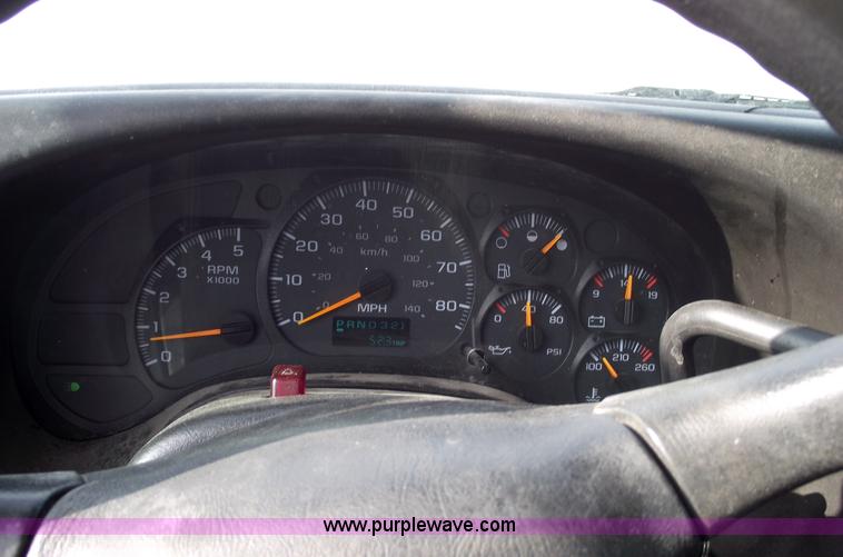 image for item 5532 2005 GMC C5500 flatbed truck