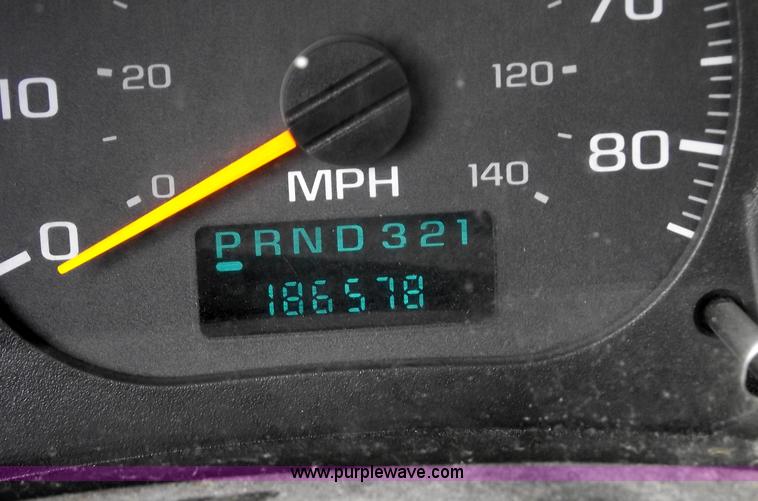 image for item 5532 2005 GMC C5500 flatbed truck