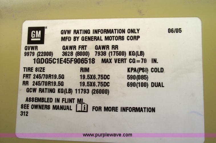 image for item 5532 2005 GMC C5500 flatbed truck