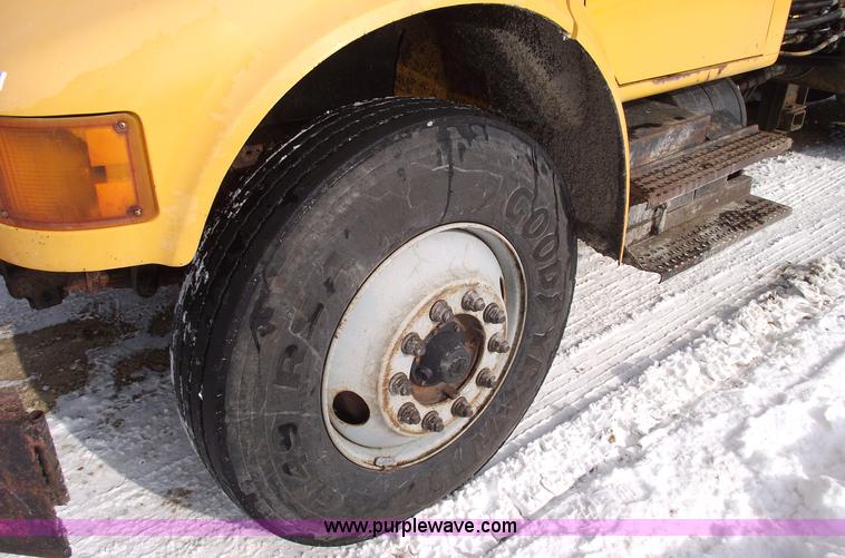 image for item 5534 1998 International 4900 dump truck