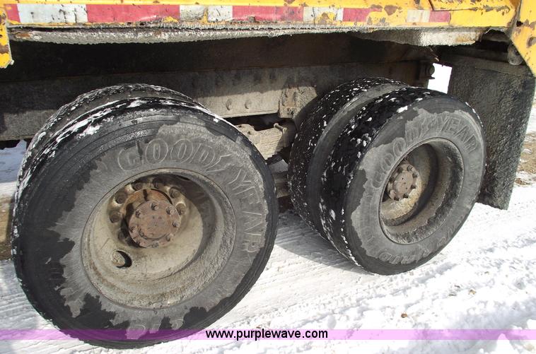 image for item 5534 1998 International 4900 dump truck